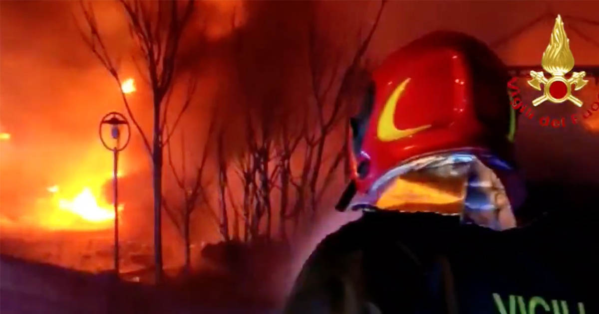 Incendio a Terni zona Sabbione: Vigili del fuoco al lavoro per domare l'inferno di fiamme, scuole chiuse