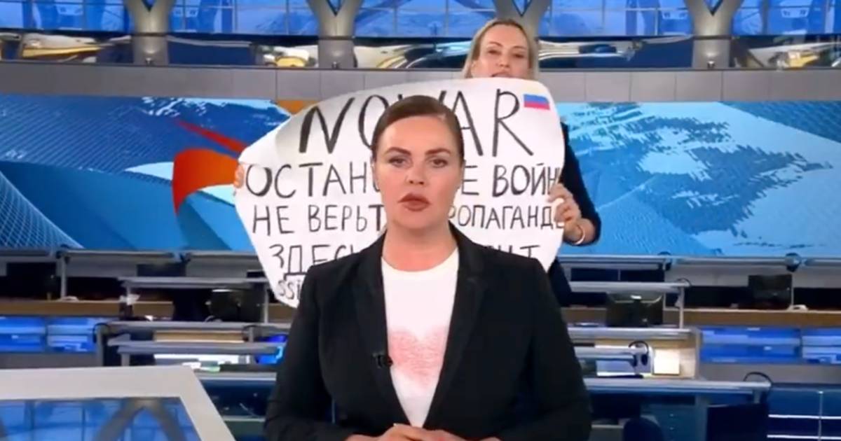 Russia, irruzione durante il principale telegiornale di Stato: il coraggioso gesto di una giornalista
