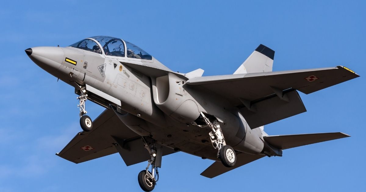 Si schianta un aereo militare. I piloti si sono lanciati col paracadute, il racconto dei testimoni e il video