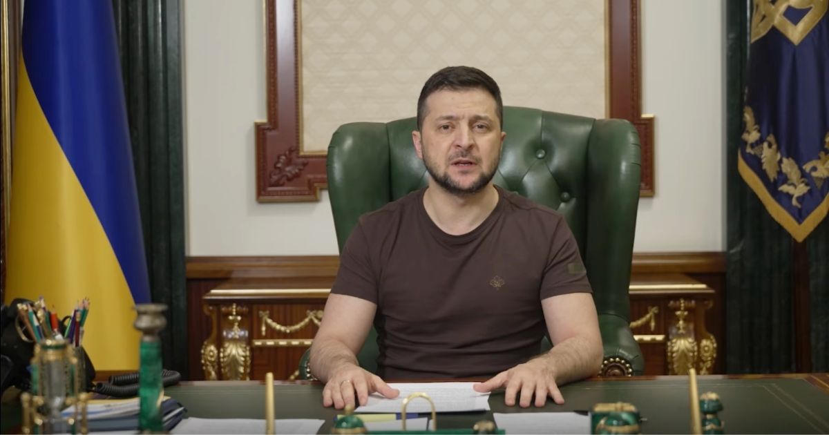 Colpita una scuola a Mariupol: dentro 400 rifugiati. Zelensky mette al bando i partiti filo-russi in Ucraina