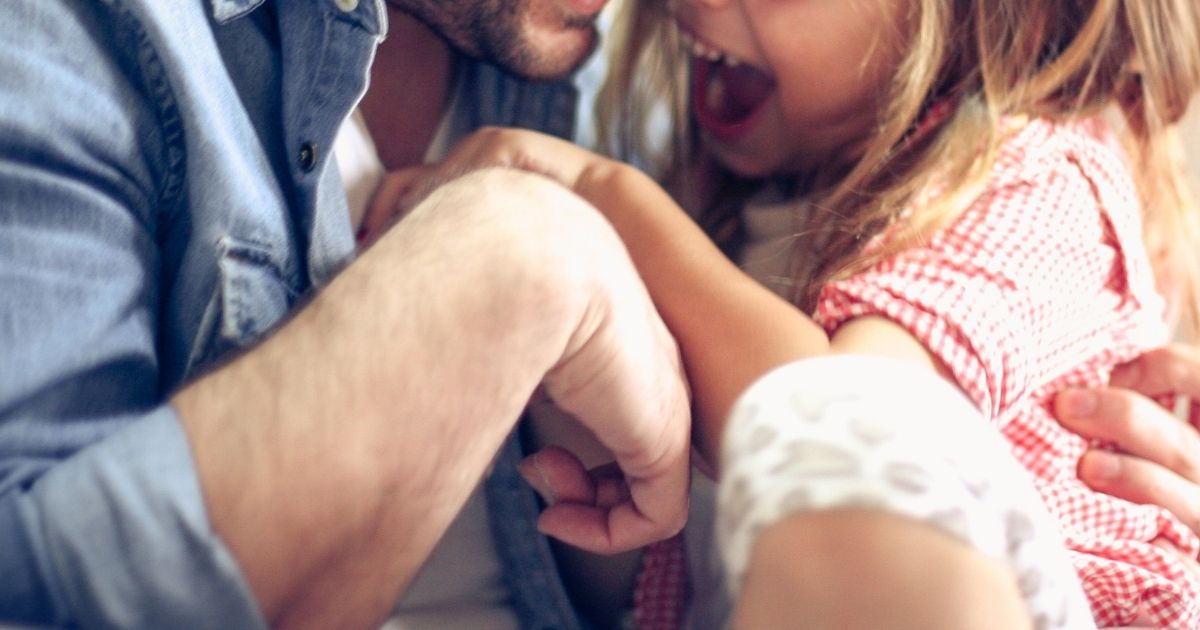 "Vuoi essere il mio papà?": la ragazzina che ha commosso il web con il video in cui ha le carte dell'adozione