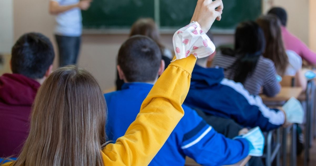 Prof accusato di violenza sessuale su due studentesse: caos in un liceo, 53enne agli arresti domiciliari