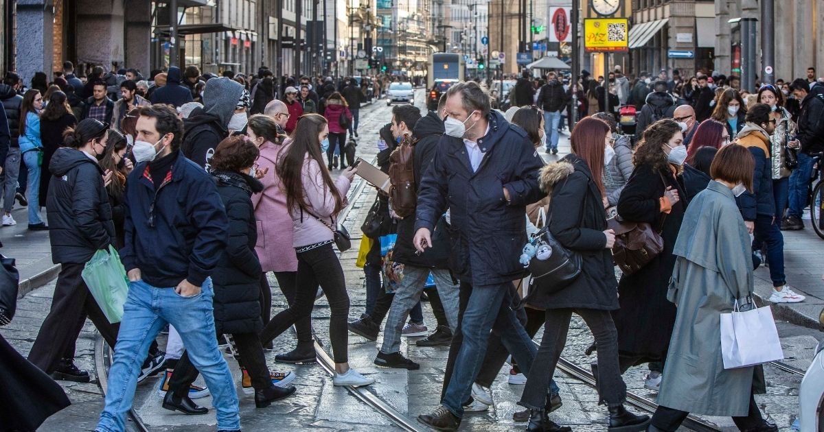 Regole quarantena per positivi Covid: stop all'obbligo dei 7 giorni dal 1 aprile. Tutta Italia in zona bianca