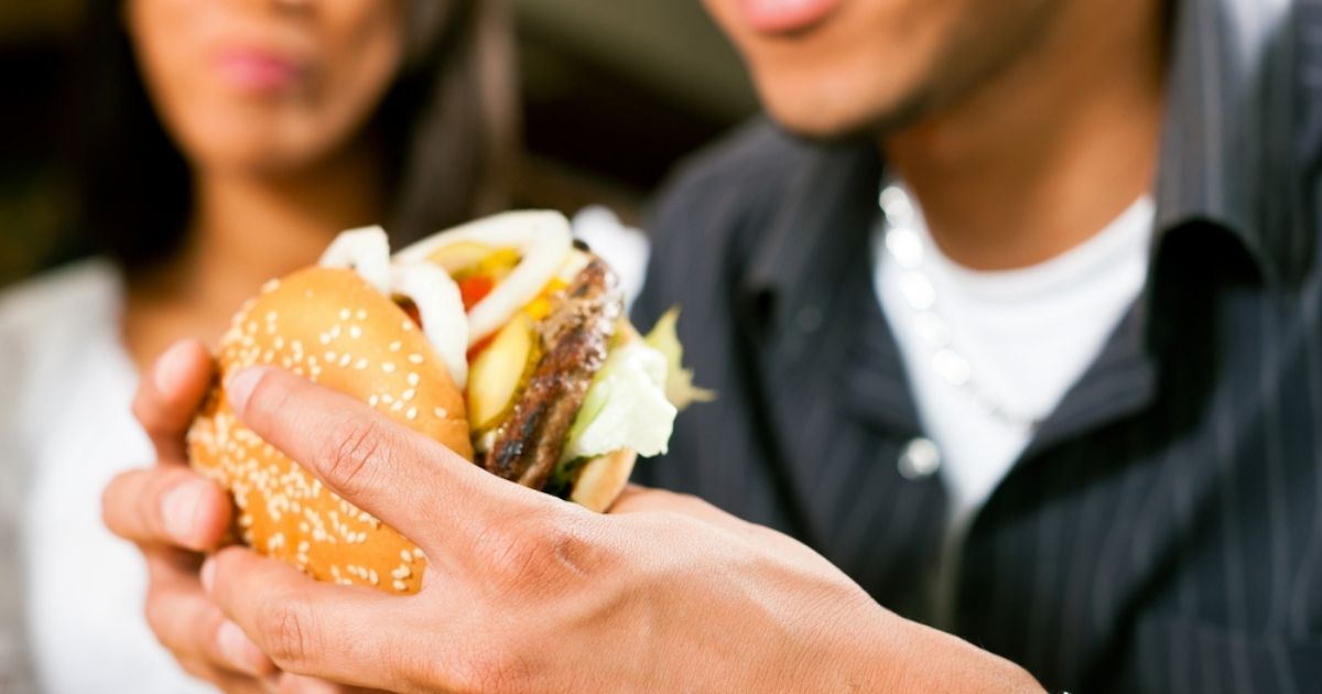 La fidanzata gli “scrocca” il cibo chiedendo sempre il primo morso, lui attua una soluzione drastica