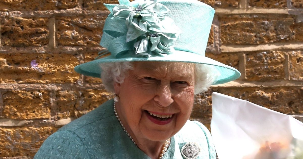 La Regina Elisabetta in piedi col bastone, sorride raggiante. Smentite le indiscrezioni sulla sedia a rotelle