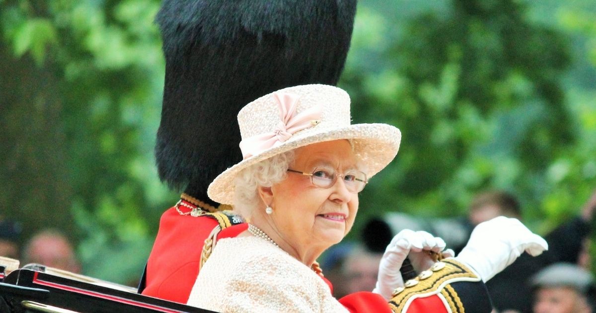 Morte Regina Elisabetta, cambia il palinsesto televisivo per omaggiare la sovrana: i programmi modificati