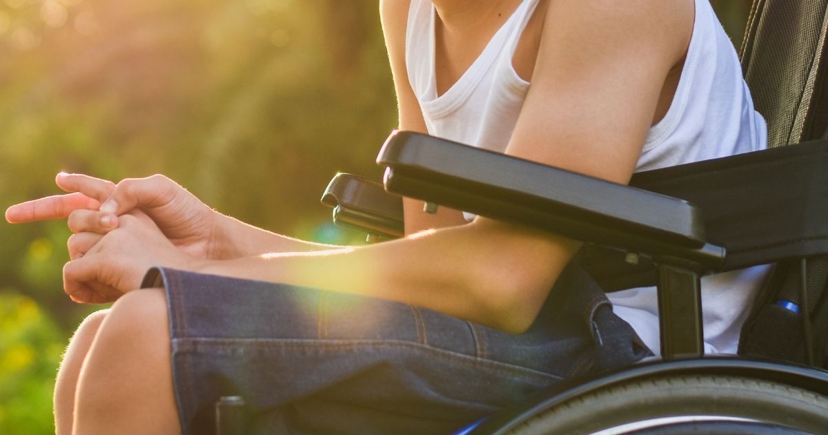 Una classe di lice costruisce una fermata del bus di legno per un bimbo di 5 anni affetto da spina bifida