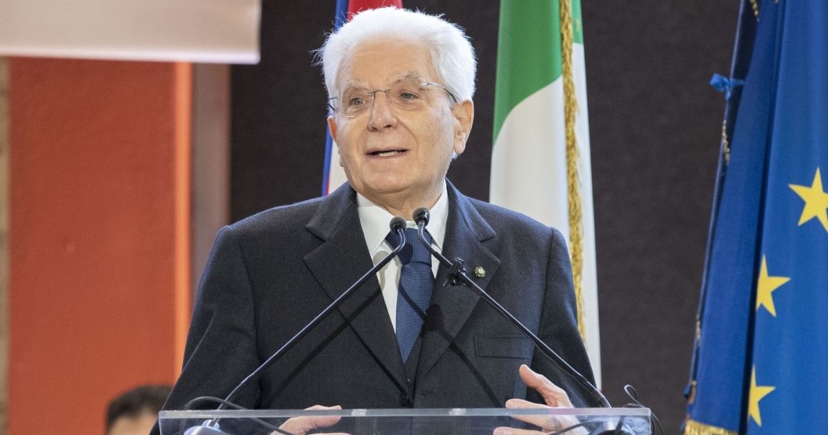 Il Presidente Mattarella si “taglia” lo stipendio e rinuncia al vitalizio da ex parlamentare