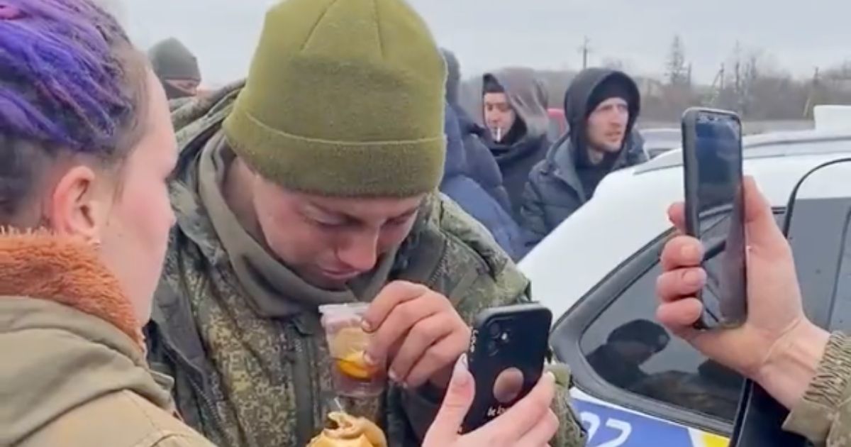 Giovane soldato russo catturato in Ucraina, gli viene dato da mangiare e chiama la madre: il video è virale