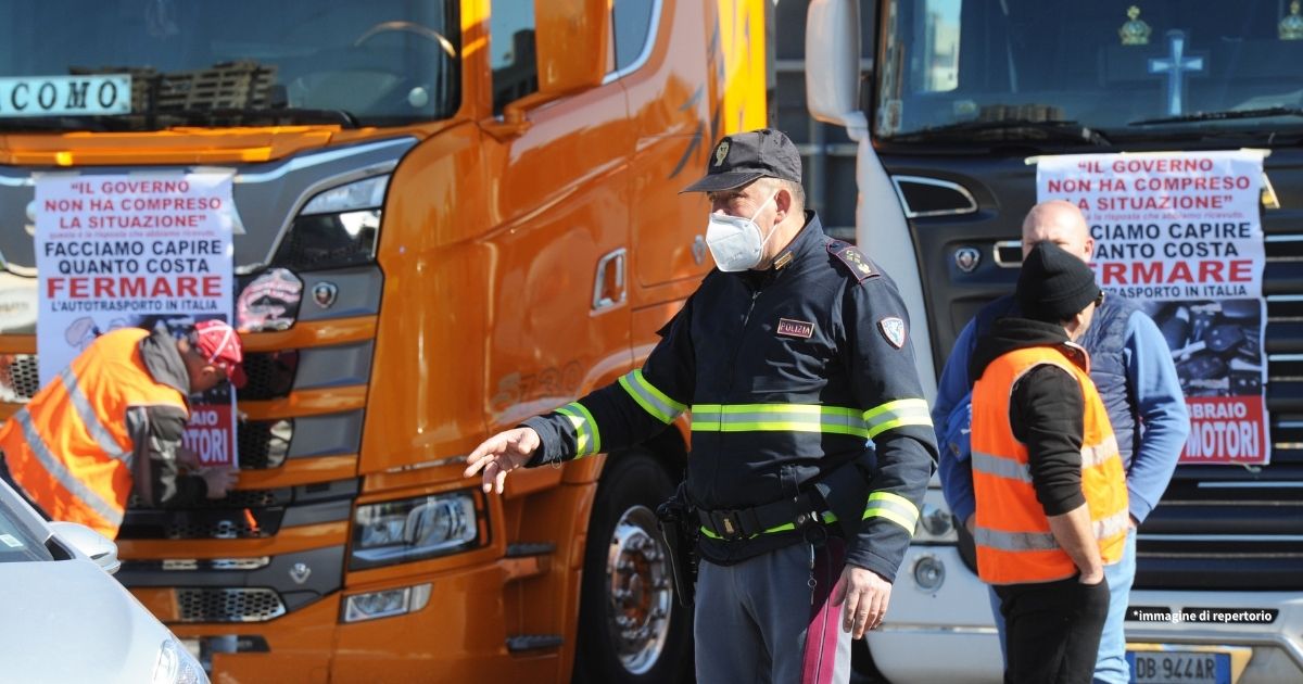 L'autotrasporto italiano si ferma per il caro carburante: panico in Sardegna, supermercati presi d'assalto