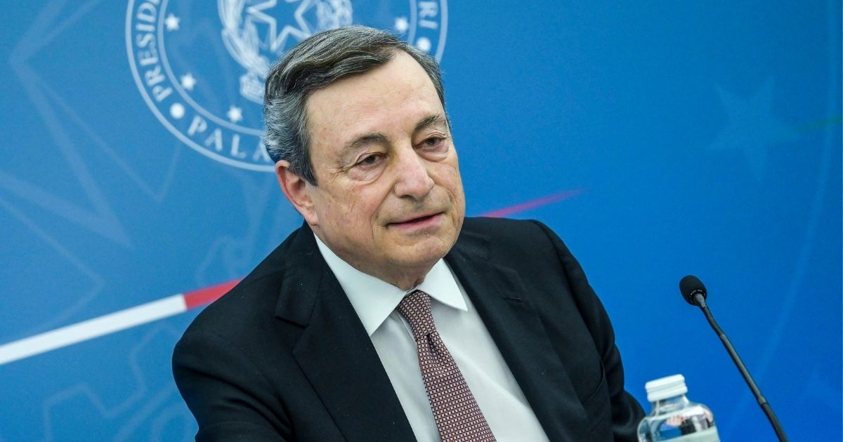 Tagli sul prezzo della benzina e del diesel, l'annuncio di Draghi: di quanto cala il costo e per quanto tempo