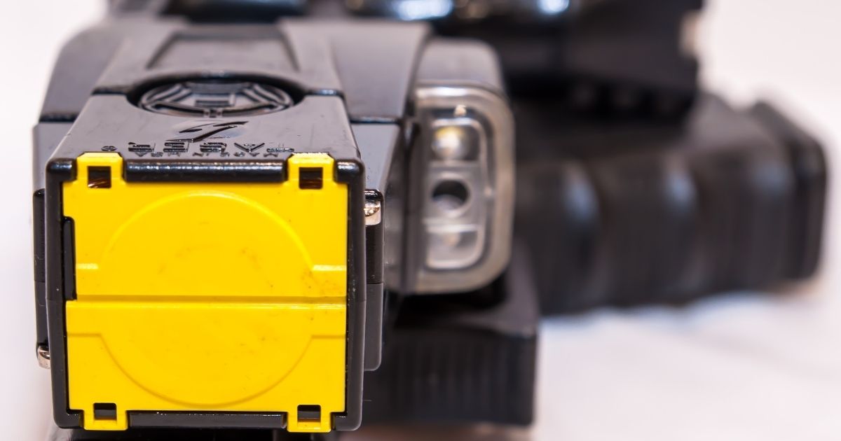Pistola taser, da oggi è in dotazione degli agenti di polizia in sei città: quali sono e le regole