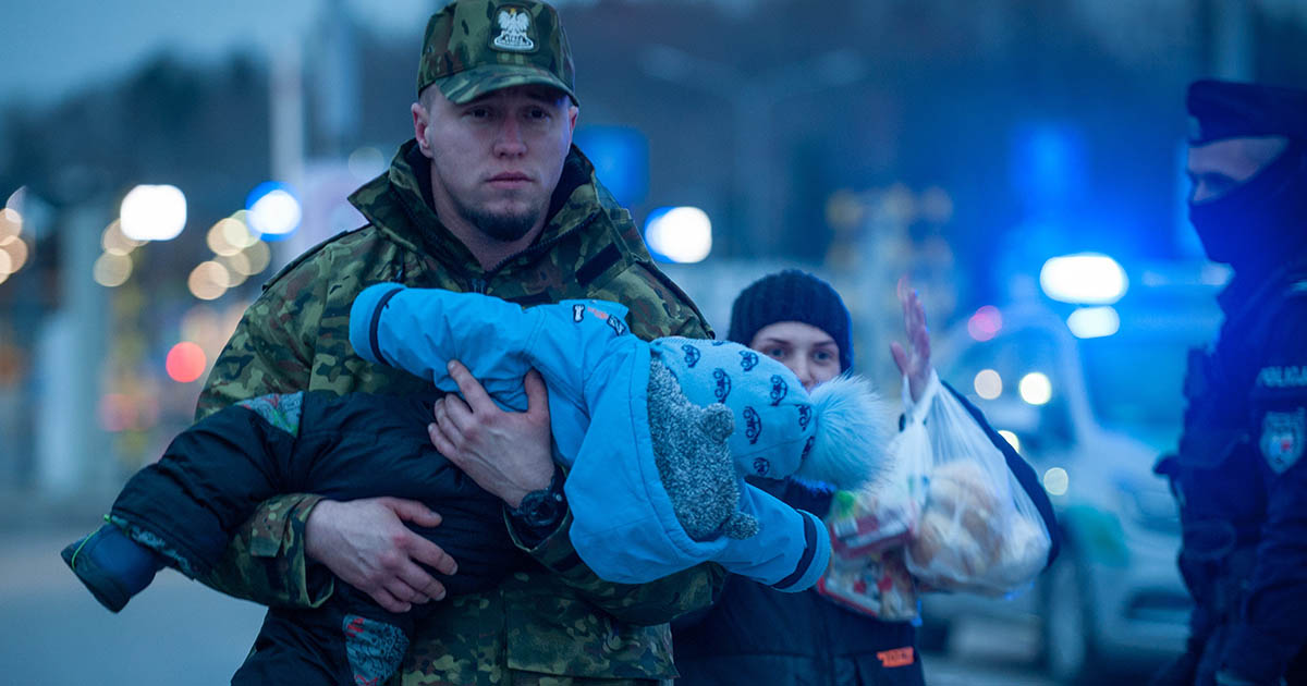 Civili in fuga dall'Ucraina su corridoi umanitari, Zelensky: "Non finirà così, si scatenerà guerra mondiale"
