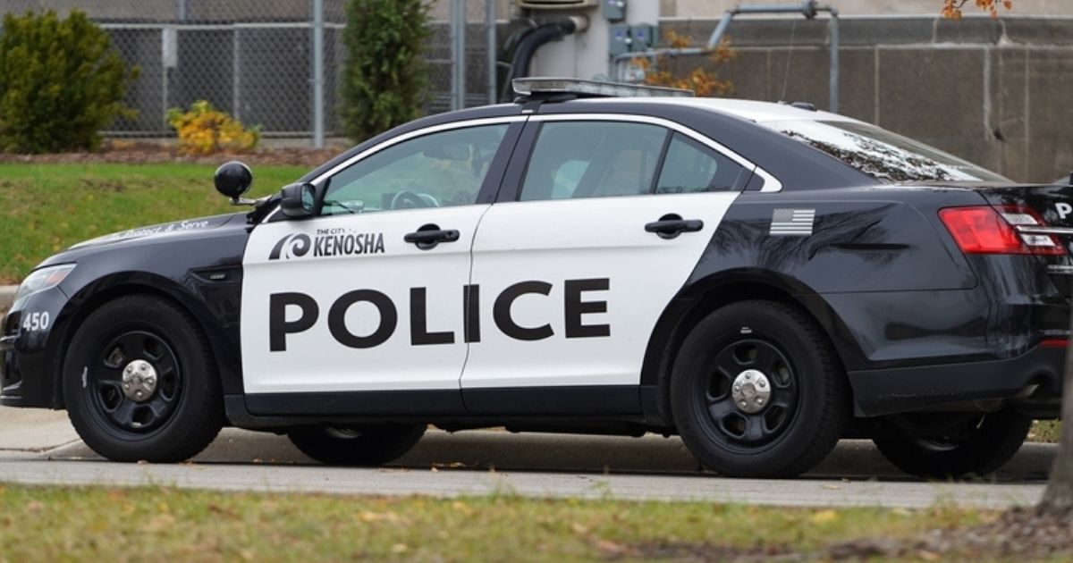 Wisconsin, ragazzina di 12 anni bloccata da poliziotto con un ginocchio premuto sul collo: torna l'incubo George Floyd