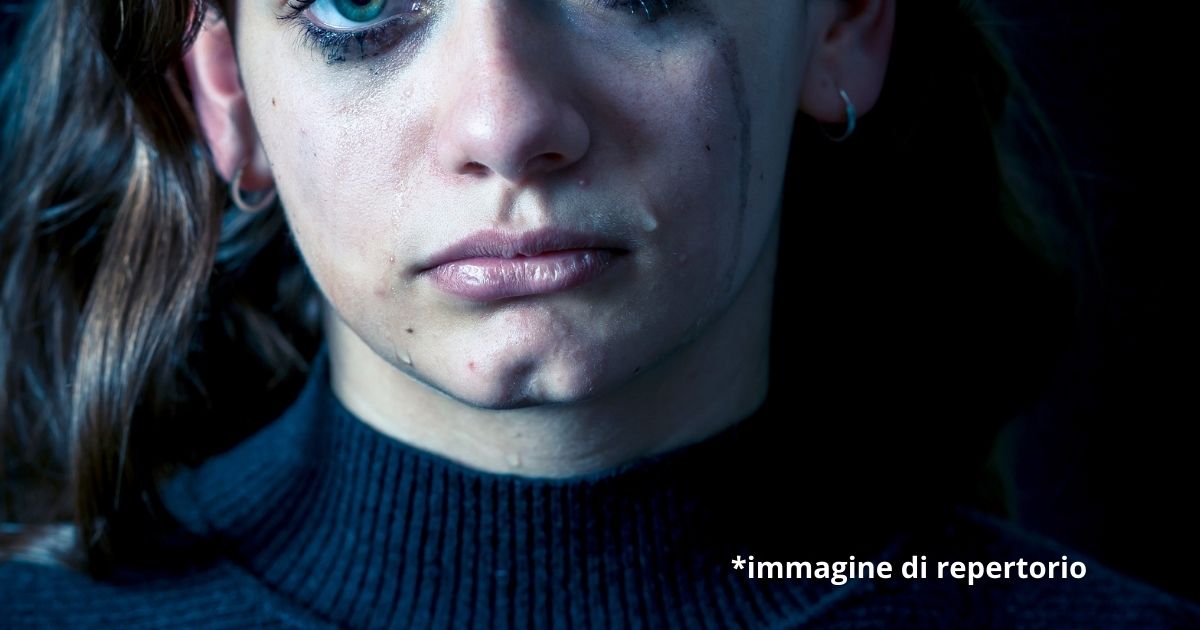 Frustano i figli piccoli e costringono la figlia 13enne a prostituirsi: arrestati genitori a Vercelli