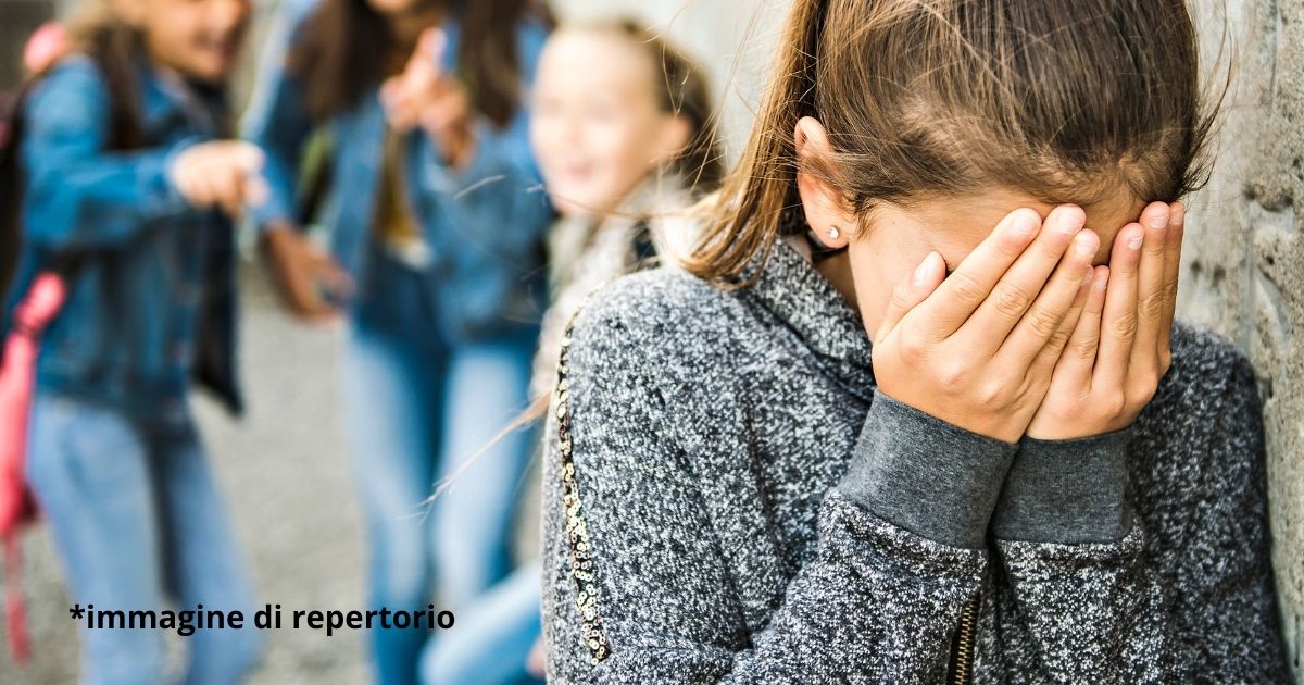 Presa a calci, pugni e picchiata selvaggiamente dai compagni di classe: 13enne finisce in ospedale ad Anzio