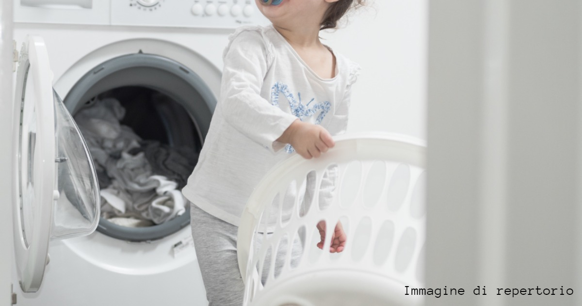 Babysitter avrebbe chiuso un bambino di 4 anni nell'asciugatrice per poi azionarla: lo sconvolgente racconto