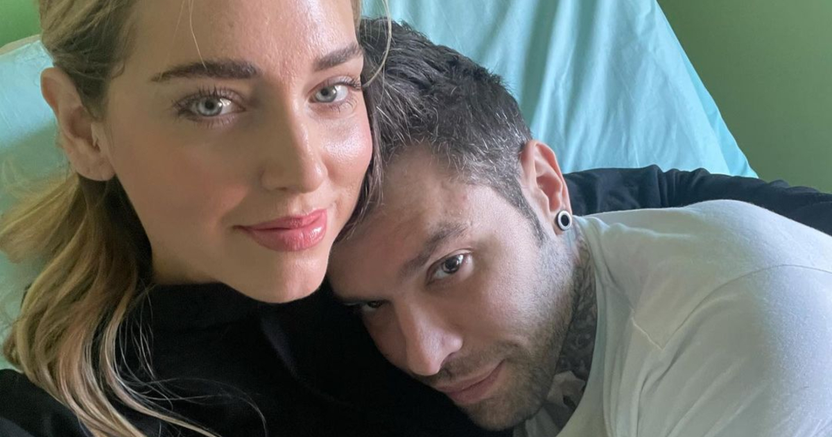 Fedez a cena con Chiara Ferragni scherza sulla terapia da seguire dopo l'intervento: "Brindo con i farmaci"