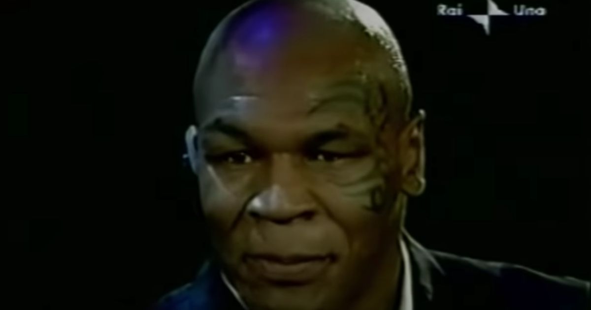 Mike Tyson prende a pugni in faccia un fan in aereo