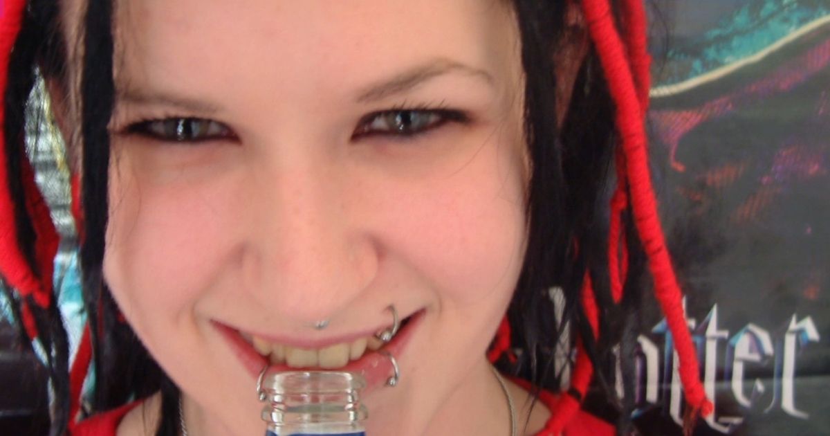 Morta Sylvia Lancaster, madre di Sophie: la ragazza era stata uccisa da un gruppo di adolescenti perché goth