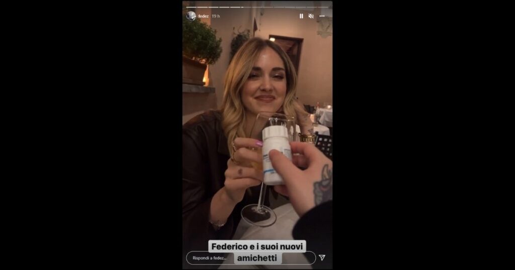 Fedez a cena con Chiara Ferragni scherza sulla terapia da seguire dopo l'intervento: "Brindo con i farmaci"