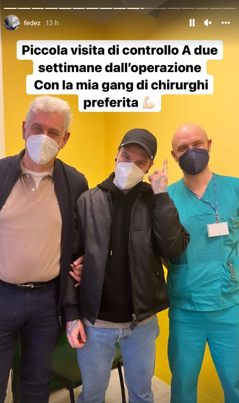 Fedez si mostra ai fan dopo la visita di controllo e parla della cicatrice: le parole di sostegno agli utenti