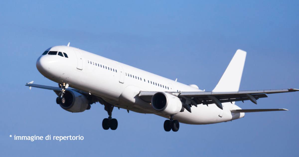 Arresto cardiaco su un volo per Parigi, quattro infermieri scongiurano la tragedia con il loro intervento