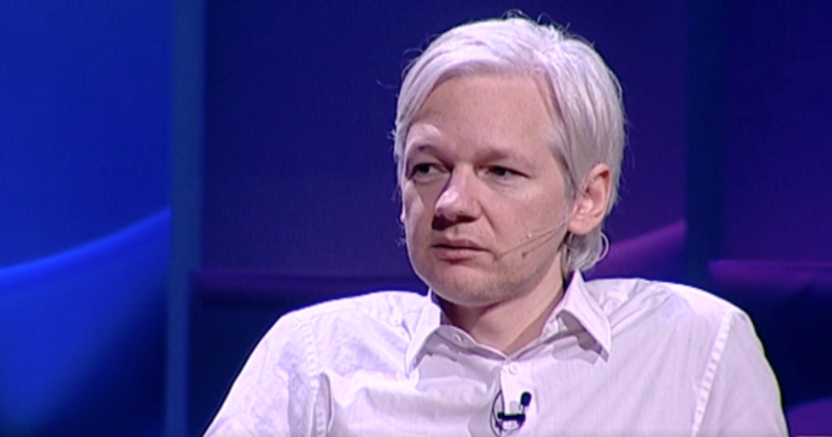 Julian Assange è stato estradato: la sentenza della corte britanni autorizza il rimpatrio negli Stati Uniti