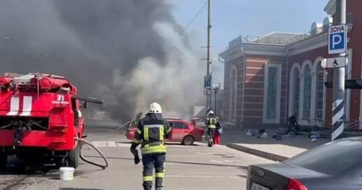 Attacco alla stazione ucraina di Kramatorsk, decine di vittime e feriti: strage tra i civili in fuga dalla guerra