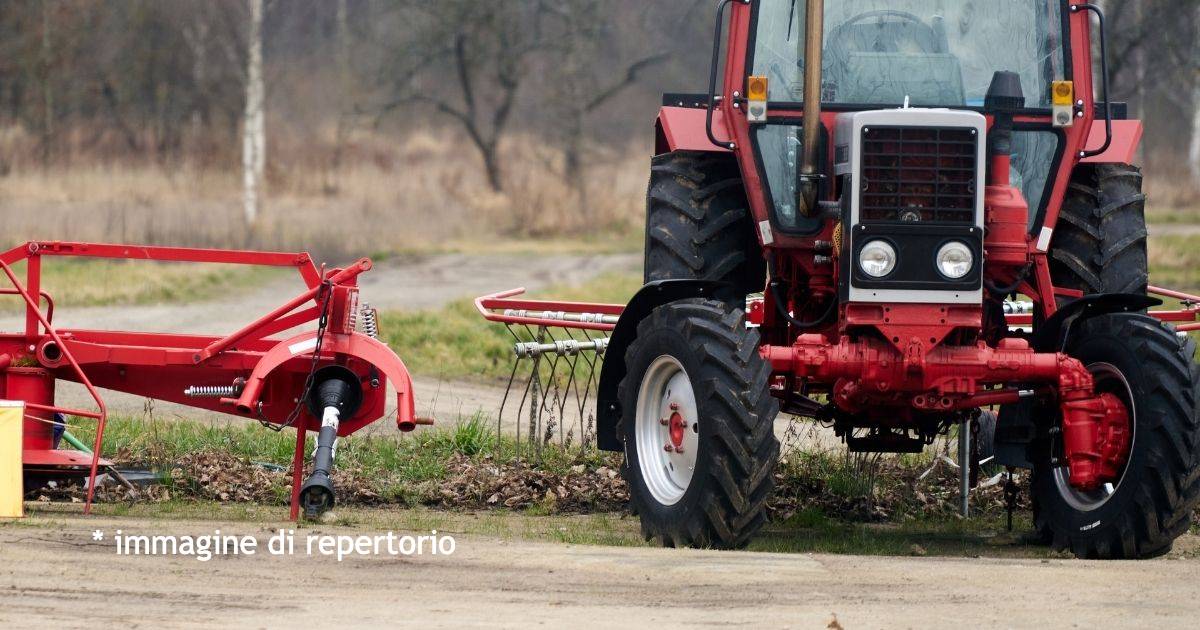 Bambino di 3 anni muore travolto da un trattore nel napoletano: forse era sfuggito al controllo della famiglia