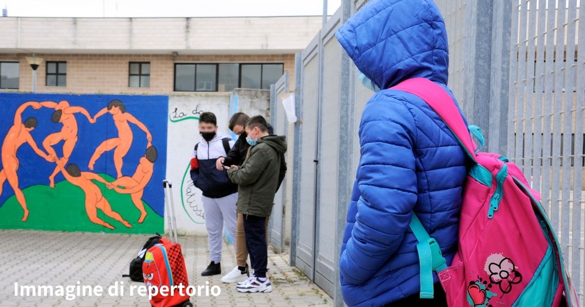 Bimbo autistico deriso dalle maestre in chat, la scuola denunciata: inviata ispezione all’istituto scolastico