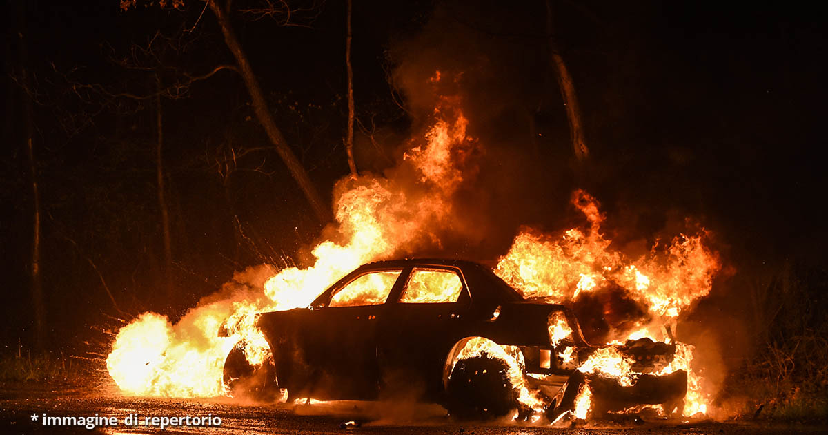Cadavere carbonizzato all'interno di un'auto in fiamme: la scoperta dei Vigili del fuoco nel Milanese