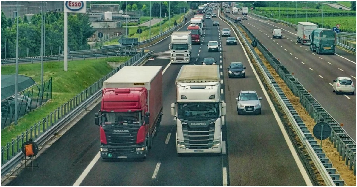 Autista sviene mentre è alla guida del suo Tir. Poliziotto si lancia alla guida e sventa la tragedia