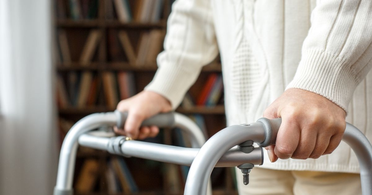 Riattivato il midollo spinale di una donna affetta da malattia neurodegenerativa: è tornata a camminare