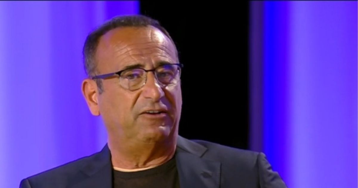 Carlo Conti scoppia a piangere al Maurizio Costanzo Show: “Cambiamo argomento sennò mi commuovo troppo”