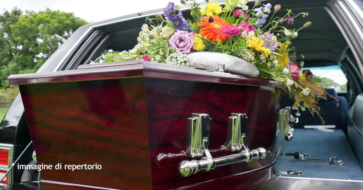 Carro funebre finisce nel dirupo con il parroco e il feretro a bordo: spavento durante un funerale