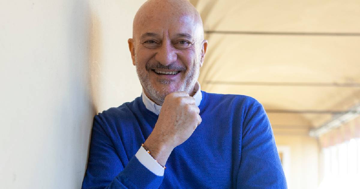 Claudio Bisio e Sandra Bonzi raccontano il loro primo incontro: "Mi ha vomitato in macchina, mi ha conquistato"