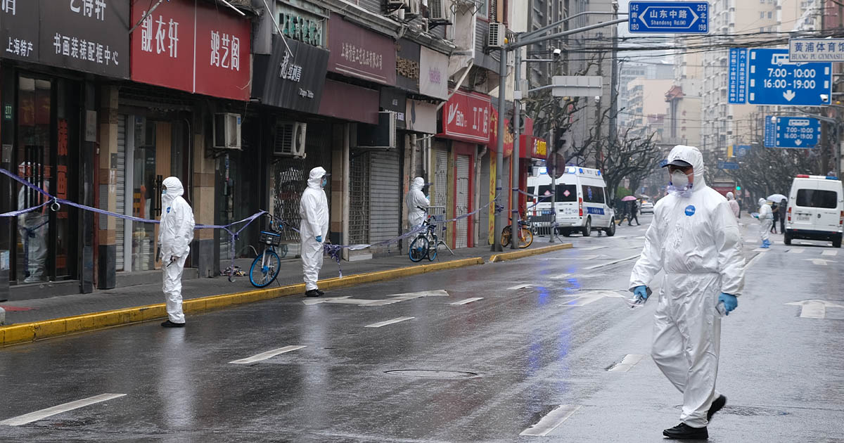 Nuova ondata Covid in Cina, Shangai blindata: milioni di persone in lockdown, saccheggi per assenza di cibo