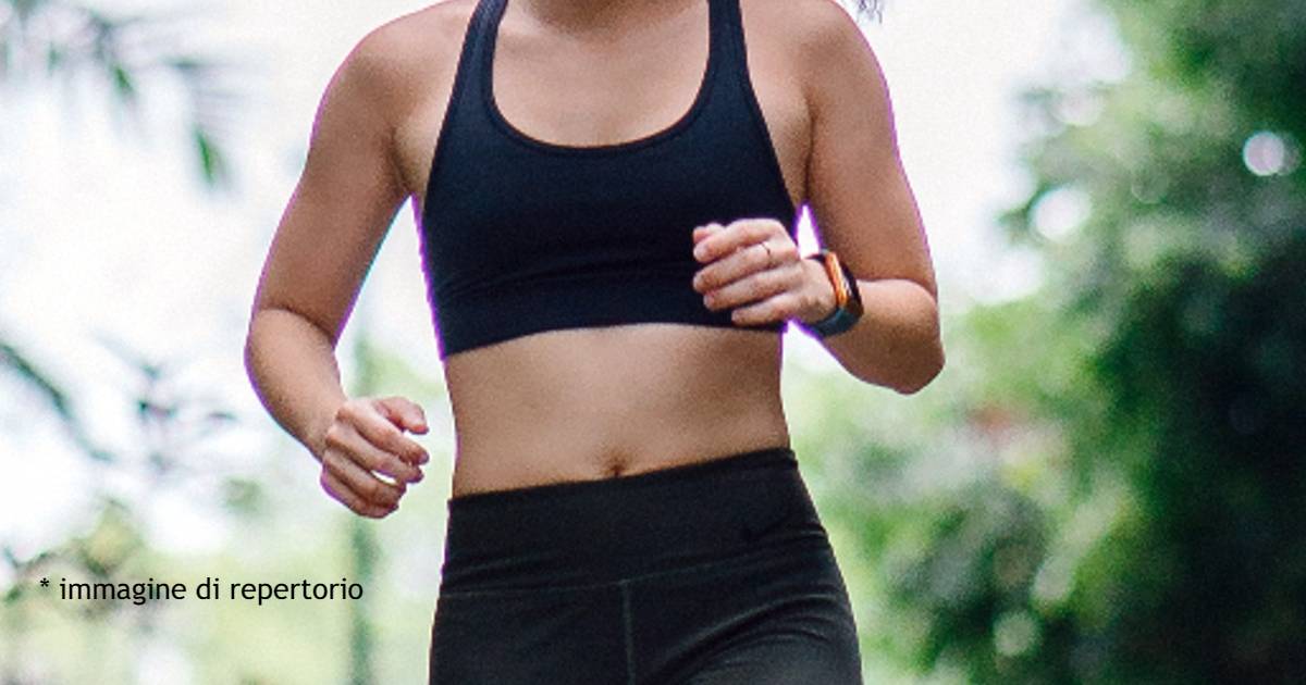 Una donna scopre di avere un tumore grazie al suo reggiseno sportivo: il dettaglio che l'ha salvata