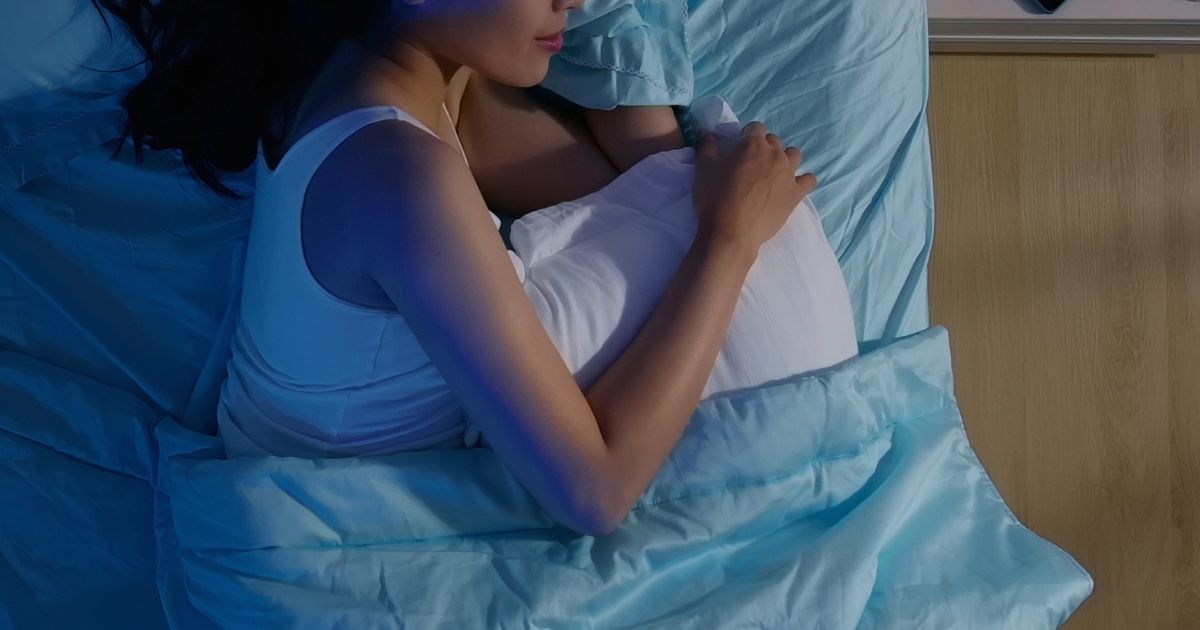 Dormire con la luce accesa può danneggiare la salute: malattie cardiache, diabete, cosa è emerso da uno studio
