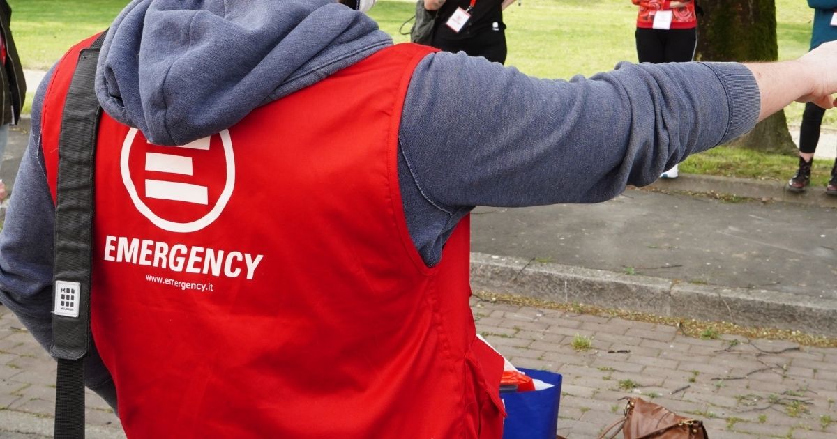 Emergency, come è nata la Onlus di Gino Strada che opera in tutto il mondo per aiutare le persone in difficoltà