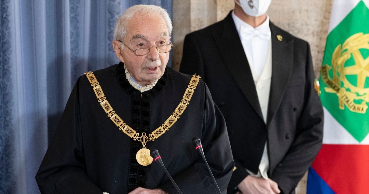 Figli di coppie gay interviene Amato. Il Presidente della consulta: "Serve legge". La stoccata al Parlamento