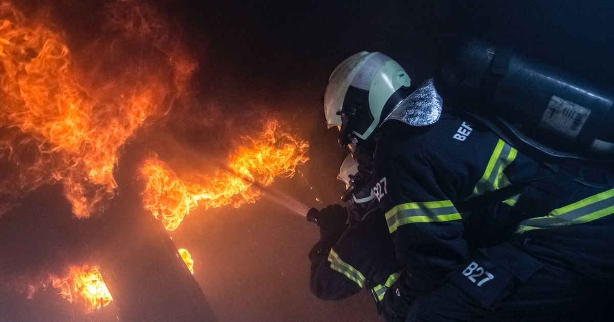 Bimbo di 3 anni rimasto bloccato da un incendio, estraneo si lancia tra le fiamme per salvarlo