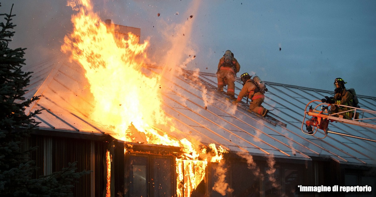 Uomo di 42 anni salva madre e figli dall'incendio