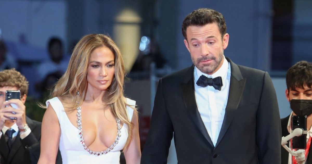 Jennifer Lopez e Ben Affleck si sposano: l'annuncio del matirmonio e la foto dell'anello di fidanzamento