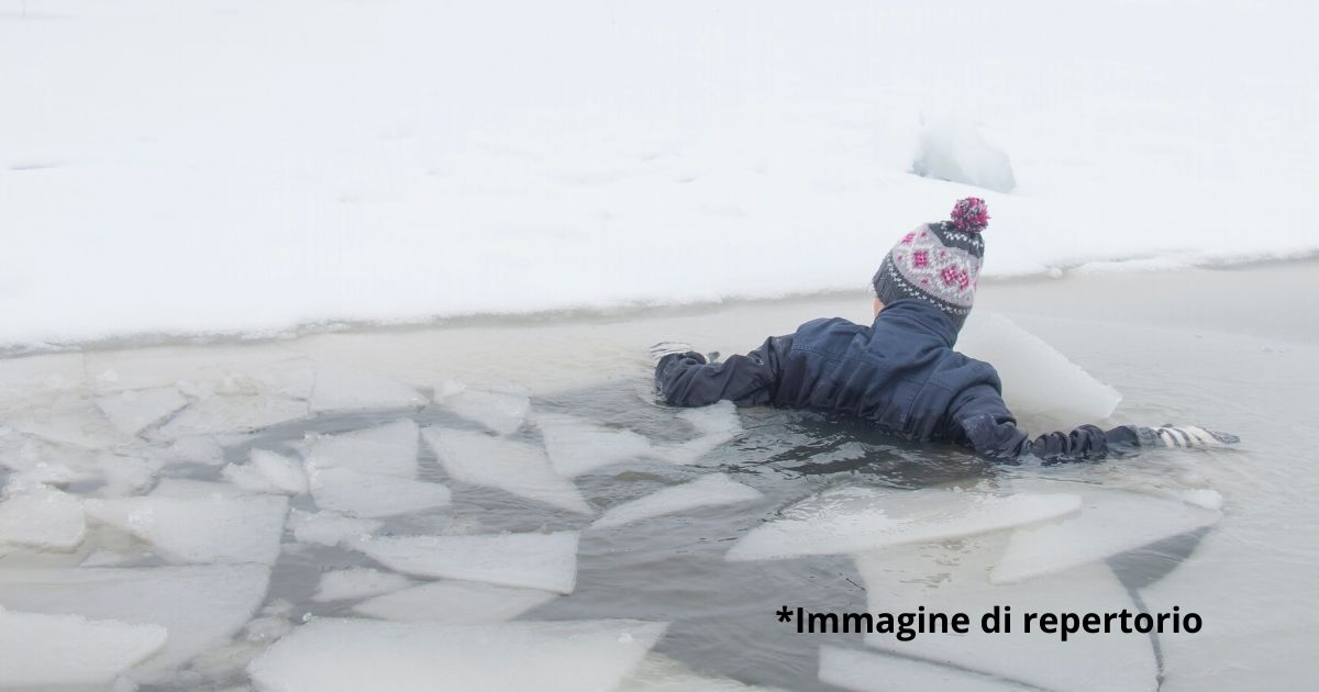 23enne si lancia in un lago ghiacciato per salvare tre bambini che rischiavano di annegare