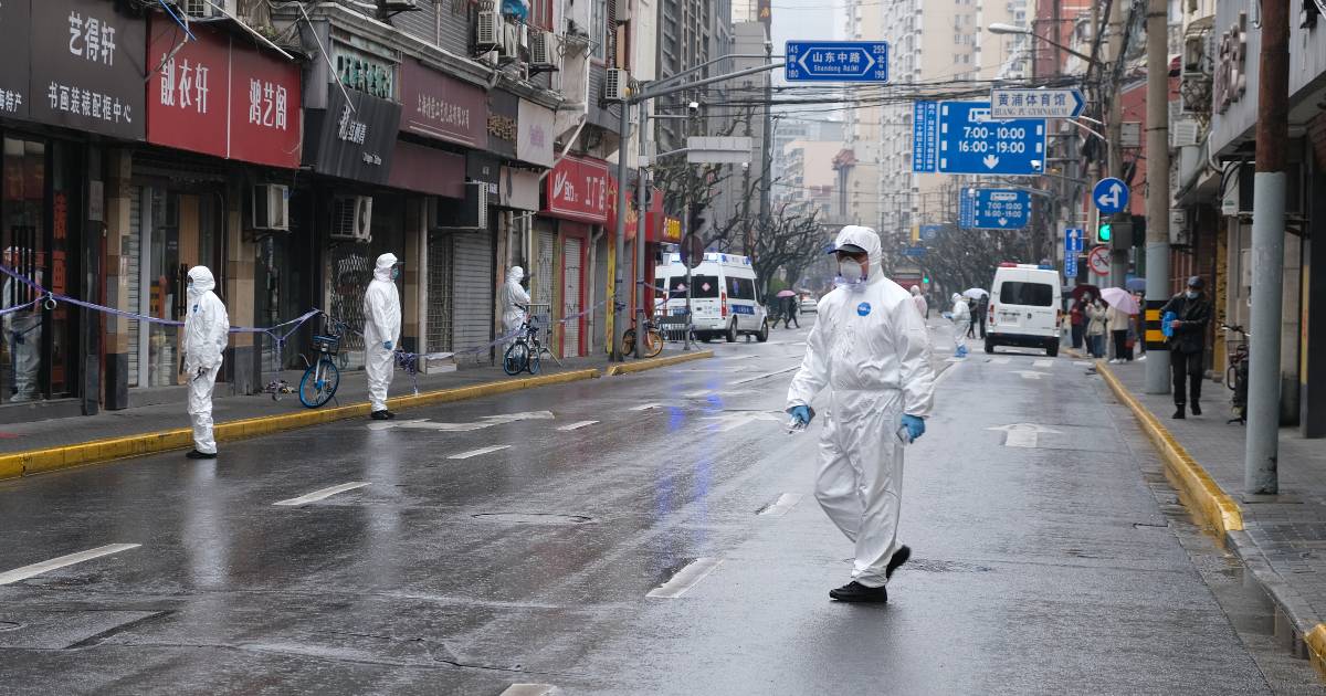 Lockdown a Shanghai, cresce il malcontento: proteste e scontri in strada mentre aumentano i contagi