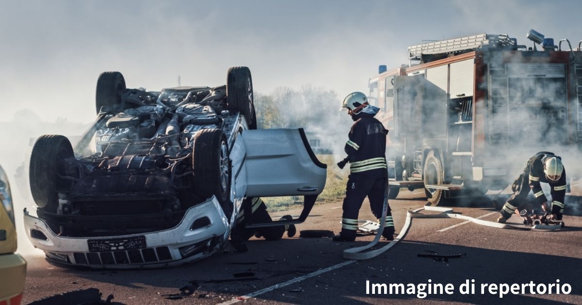 Donna intrappolata dentro la propria macchina, viene salvata da agente coraggioso poco prima che vada a fuoco