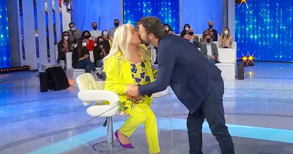 Mara Venier e Raoul Bova e il bacio a Domenica In: il siparietto in studio tra la conduttrice e l’attore