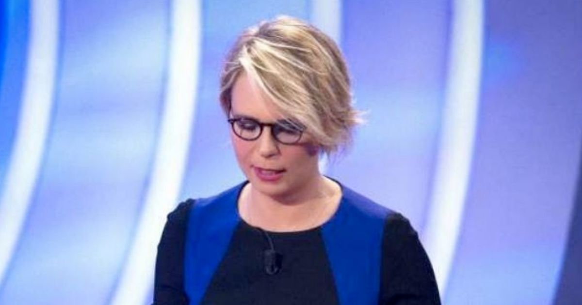 Maria De Filippi irriconoscibile al funerale di Silvio Berlusconi ...